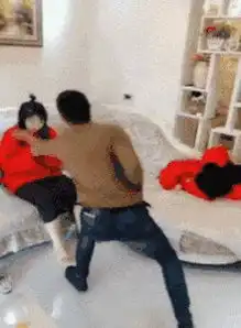  搞笑图片幽默段子跟女友吃饭,女友点的烤猪蹄,酱猪蹄,卤猪蹄