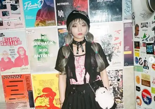 23岁女星遭性骚扰,男粉丝私信发不堪入目照片,她怒晒截图谴责