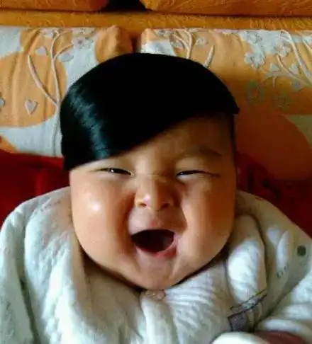  妹子走路玩手机,笑滴腰疼