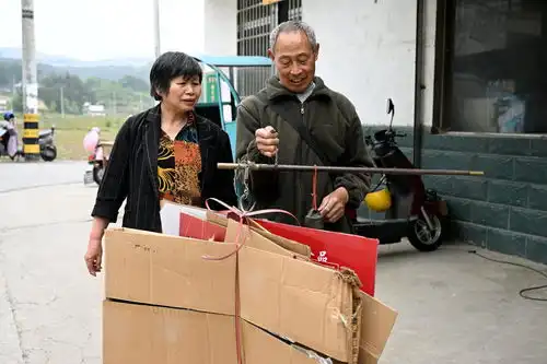 我在现场照片背后的故事大山里,这位收废品老人的捐款收据铺满一桌  我在现场照片背后的故事大山里,这位收废品老人的捐款收据铺满一桌