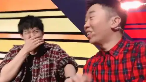  杨迪的搞笑动作,逗笑了隔壁的男生