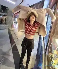  跟女朋友出去逛街,发现她闺蜜在向我暗示什么