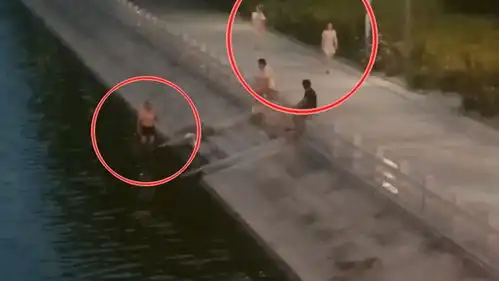  夜间景观河大叔扎堆泡澡散步女子吓得慌忙择路跑过