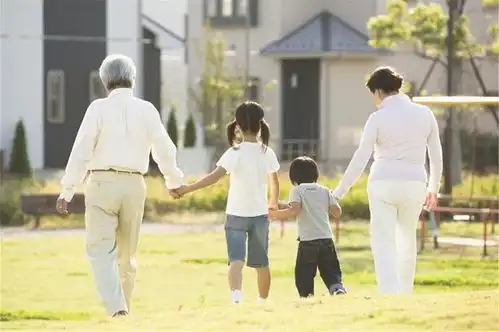 二胎孙女出生后,产房外爷爷奶奶的表现太暖心,引全网羡慕  二胎孙女出生后,产房外爷爷奶奶的表现太暖心,引全网羡慕