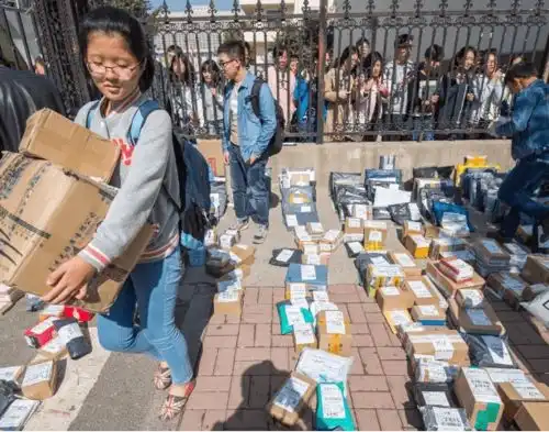  快递行业迎来大变化,今后取快递要归还一样东西,消费者喜极而泣