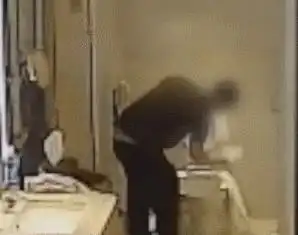 五星级酒店员工用浴巾擦马桶,视频曝光万豪道歉  五星级酒店员工用浴巾擦马桶,视频曝光万豪道歉