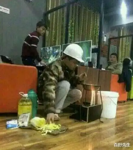 每日一笑乱停车的下场,环卫大爷之怒  每日一笑乱停车的下场,环卫大爷之怒