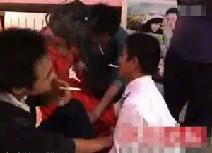 实拍闹伴娘太过火大呼受不了抵制低俗婚礼从大家做起  实拍闹伴娘太过火大呼受不了抵制低俗婚礼从大家做起