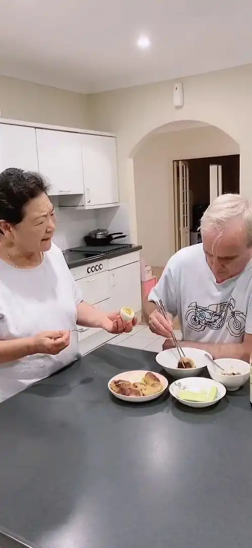  洋女婿没吃过咸鸭蛋,中国丈母娘竟然这样向他解释,简直太好笑了