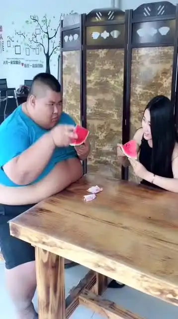  这个小姐姐火了,和胖子比赛吃西瓜,小姐姐套路深啊