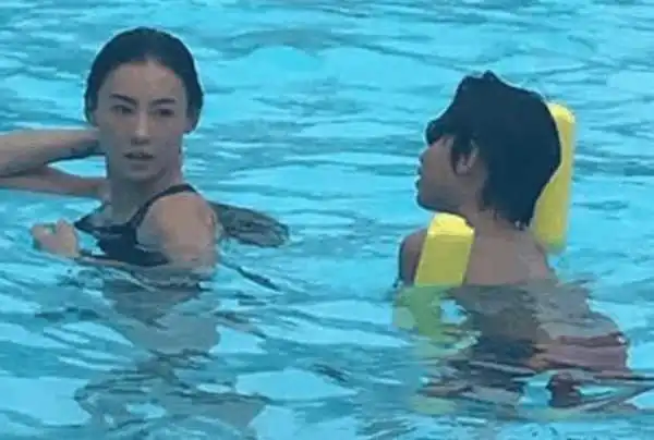  陪张柏芝沙滩浴的男人不只谢霆锋陈小春,还有神秘墨镜帅男