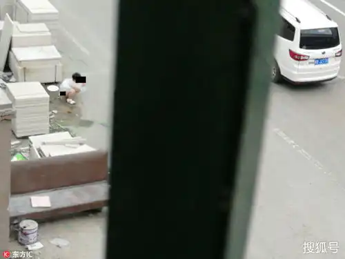  家长竟让孩子在街头大便十多米远处就是一公厕