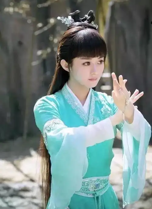 从路人甲到女n号再到女神,赵丽颖做到了