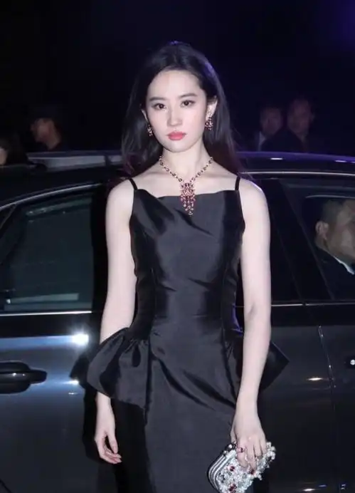  刘亦菲未p活动花絮图,身着黑色礼服,优雅成熟魅力