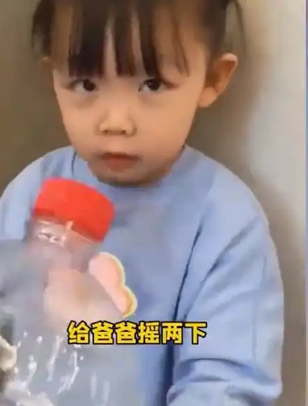  山西男子给女儿制造沙锤却被嫌弃,看着女儿和沙锤对比,太好笑了