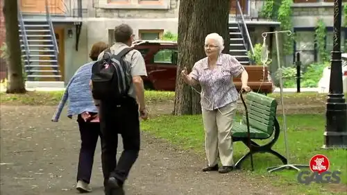 恶搞老太太吊着水还要跳舞,路人完全被牵着走  恶搞老太太吊着水还要跳舞,路人完全被牵着走