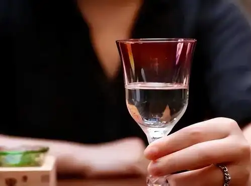 吃晚饭时,长期喝二三两白酒的人,最后身体都怎样了告诉你答案  吃晚饭时,长期喝二三两白酒的人,最后身体都怎样了告诉你答案