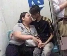  搞笑图片妹子你不能只顾自己凉快让整车爷们热啊
