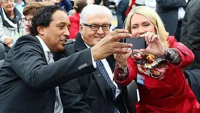  柏林举行反仇视犹太人游行总理带头参加