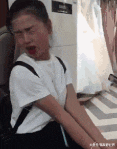 搞笑gif段子小姐姐吃的啥东西,这表情可以生成表情包了