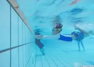 孙俪女儿变美人鱼学游泳但是史上最萌最搞笑的美人鱼是她