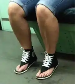  屁股上插跟狐狸尾巴这是现代人时尚吗