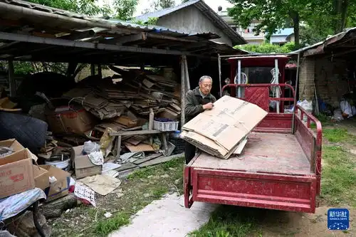 图片故事丨安徽岳西六旬收废品老人储德素的慈善人生  图片故事丨安徽岳西六旬收废品老人储德素的慈善人生