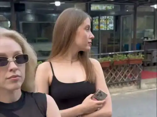  事发大连小伙带俄罗斯美女在大连景区旅游,被饭店老板锁车