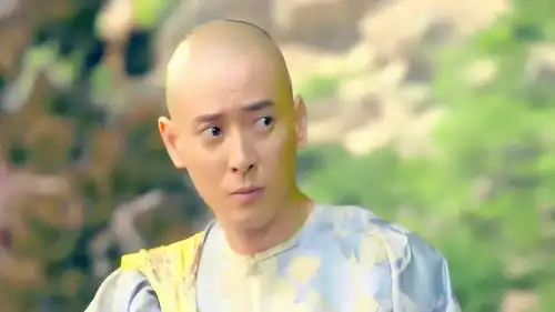  年轻公子真吃得开,见到漂亮姑娘就心动,这脸上表情也太明显了