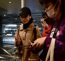  组图明玉姜梓新现身机场表情搞怪被粉丝围堵友好签名