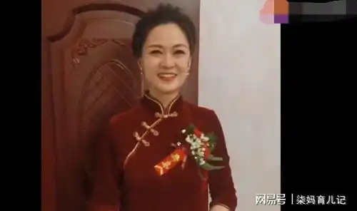  漂亮婆婆走红为不抢儿媳风头特意穿显老旗袍,网友人美心善