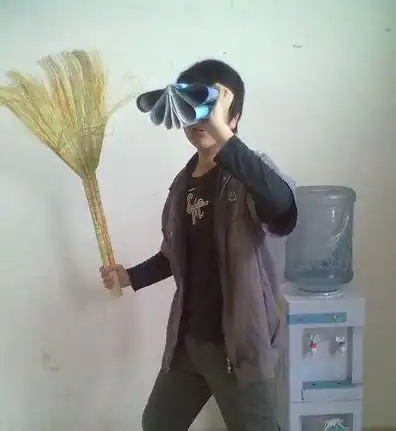  搞笑图片幽默段子笑话老哥,玩个游戏而已,没必要砸电视吧
