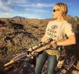  你更喜欢性感诱人的美女还是她手中的狙击枪
