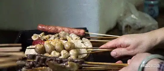  桂林脾气火爆的烧烤从地摊到小店,24年了还是只能站着吃