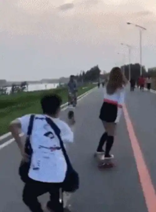  搞笑gif图片笑话段子小时候,经常跑到别人家里蹭电视