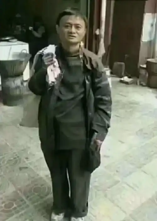  搞笑图集是谁说可以摆地摊的,摊位刚给城管砸了