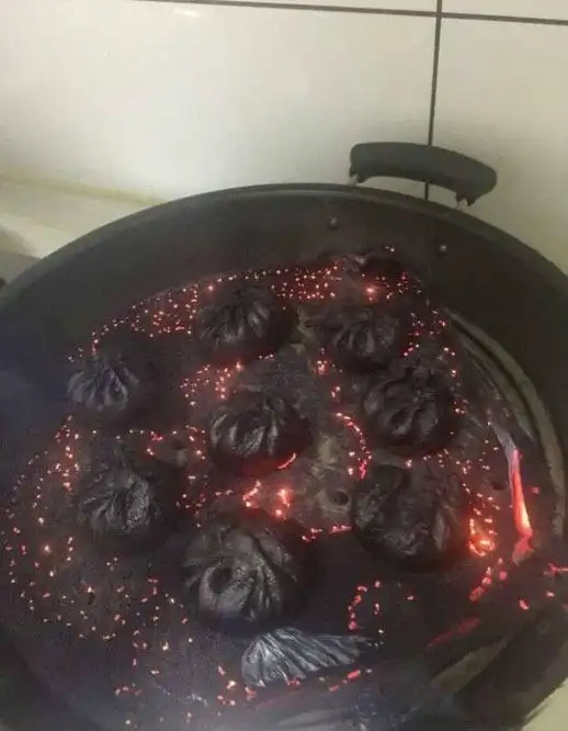  搞笑gif笑话我家准备拆迁了这砖头就是钱啊