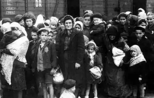  落入敌军的犹太妇女,能穿衣服是最大的奢求,战争对女性多残忍