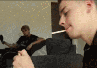  妹子,穿个裙子就别翻栏杆了,真丢人