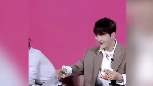 明星直播翻车现场,宋祖儿被喷一脸水,孙艺洲蜡烛吹不灭太好笑  明星直播翻车现场,宋祖儿被喷一脸水,孙艺洲蜡烛吹不灭太好笑