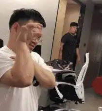  搞笑gif趣图妹子你这个头盔不错啊做饭真是用心了