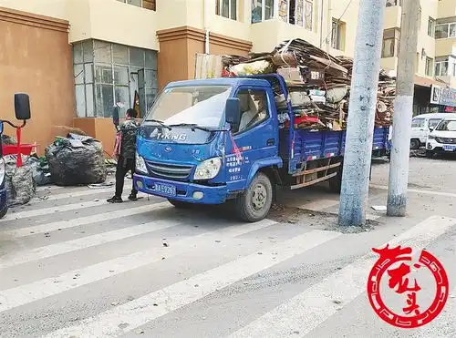  哈尔滨市河松小区门前货车占道收废品人车难行