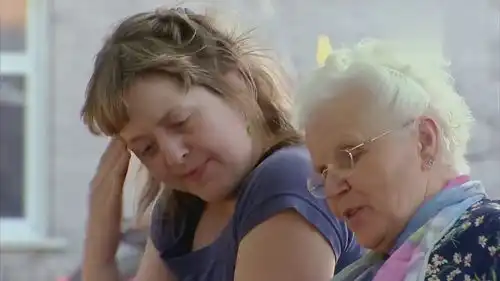 国外恶搞老太正在看相册,美女竟发现自己也在上面,太诡异了  国外恶搞老太正在看相册,美女竟发现自己也在上面,太诡异了