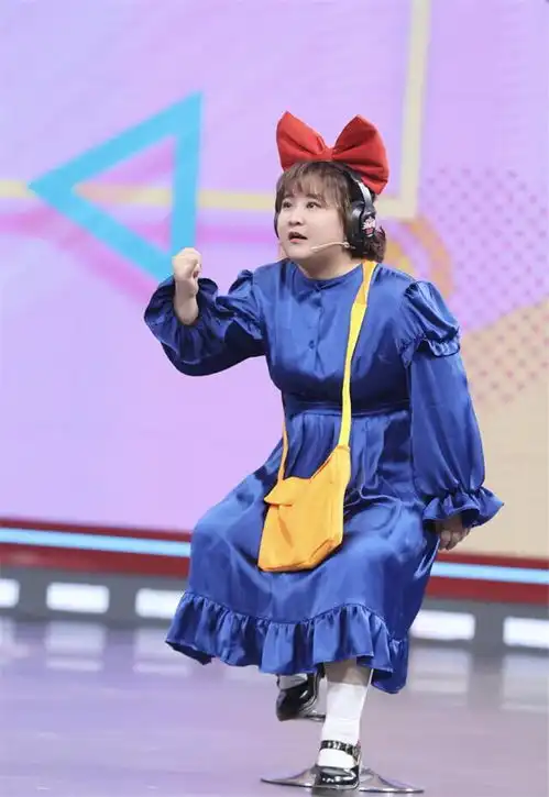  贾玲仿佛回到18岁,穿蓝色丝绸连衣裙显瘦,头戴大蝴蝶结终于漂亮一回