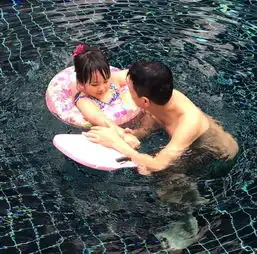  张家辉教王诗龄游泳angela样子可爱呆萌