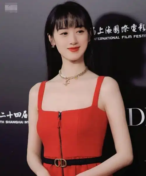  袁冰妍出席红毯被拍,一袭红裙明艳动人,生图却暴露真实腿围