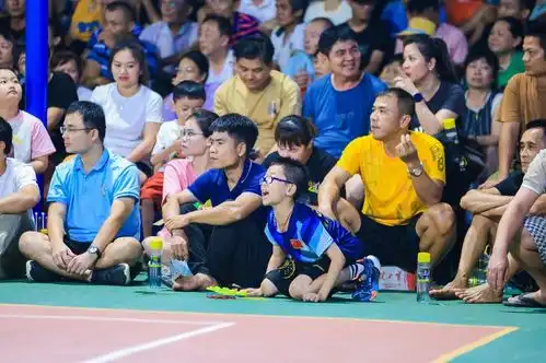  海南村va比赛热火朝天观众敲锣打鼓摇旗助威热血沸腾