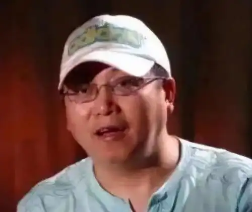  央视春晚一曲成名,被砍下巴脱落缝130针变阶下囚,今卖马桶为生