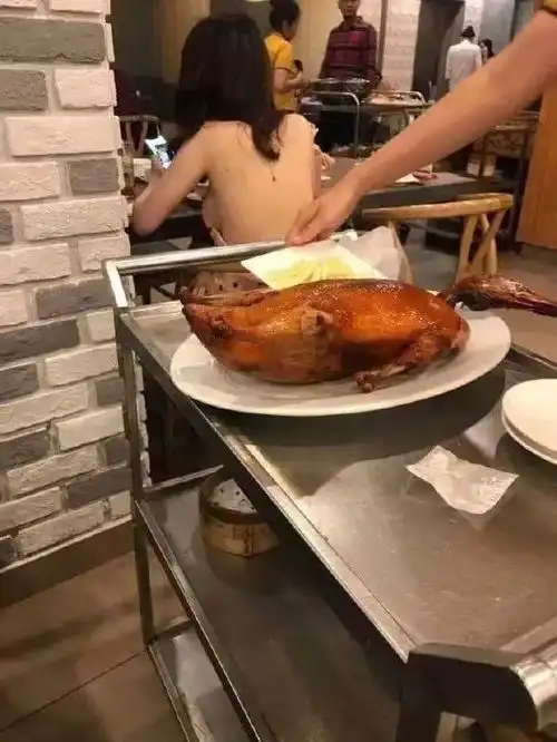  万圣节搞完活动还来不及卸妆就去看牙医的小朋友,感觉很不高兴