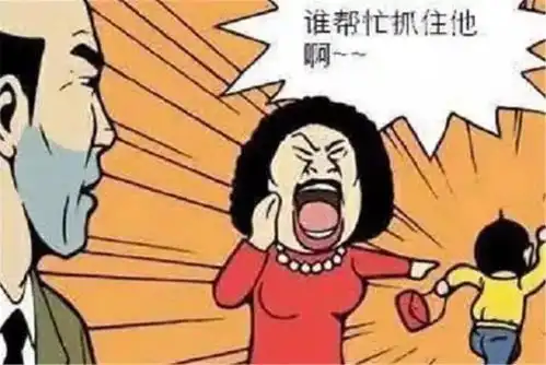  搞笑漫画足球选手用力踢出足球,朝着抢包的歹徒而去,却被截了